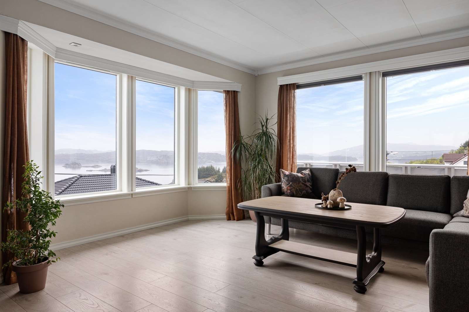 Store vindu som lysner opp stuen. Galleribilde
