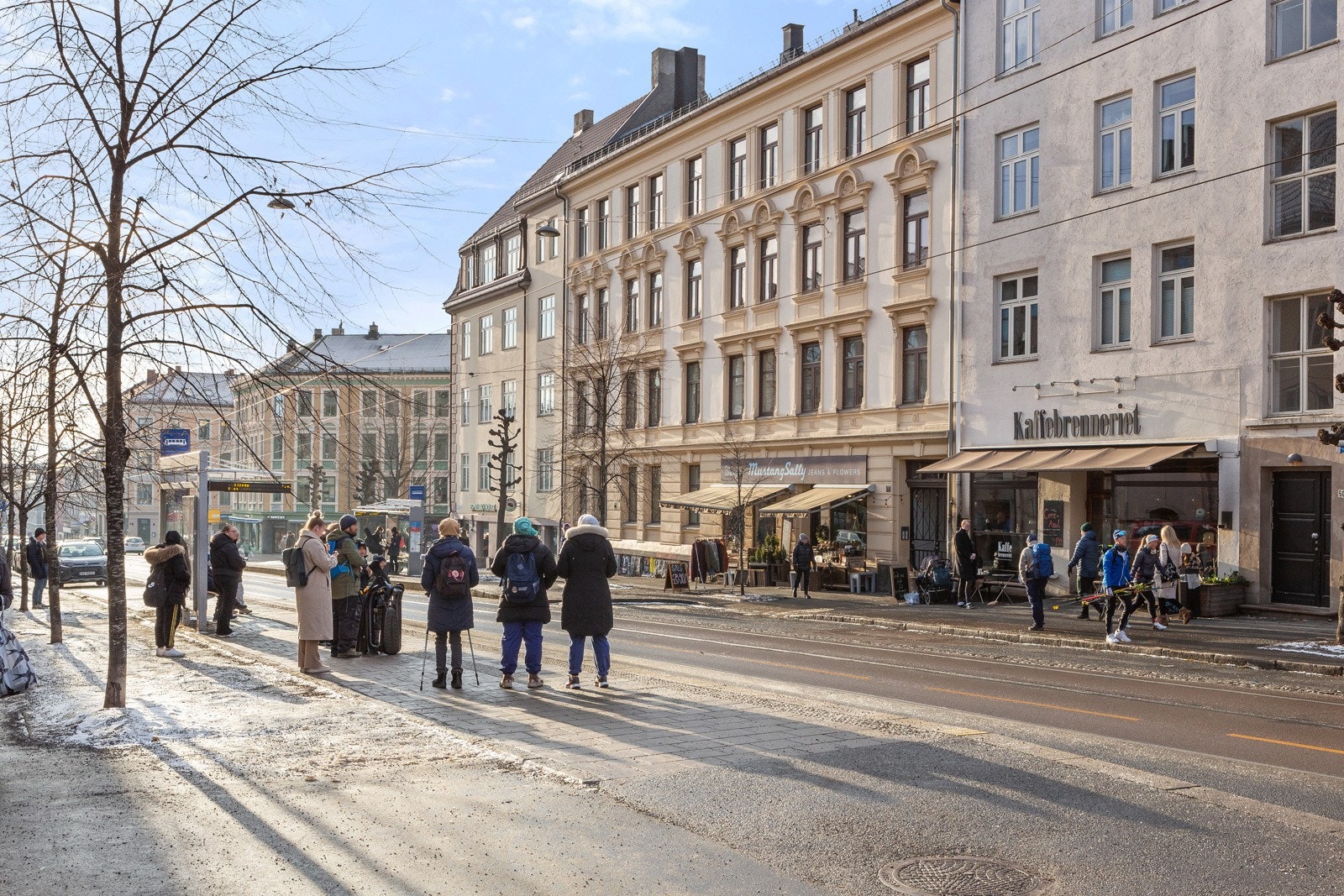 Rett utenfor døren finner du et rikt tilbud av servicefasiliteter, butikker, kafeer, restauranter, m.m. Galleribilde