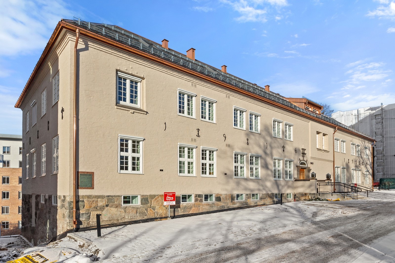 Fasade. Boligen ligger rolig til, vendt bort fra Sandakerveien. Galleribilde