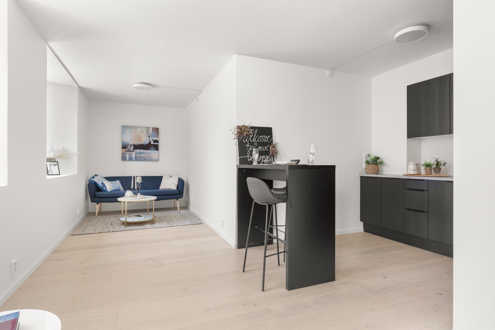 Stuen er luftig med flere møbleringsmuligheter til sofagruppe og spisestue. Galleribilde