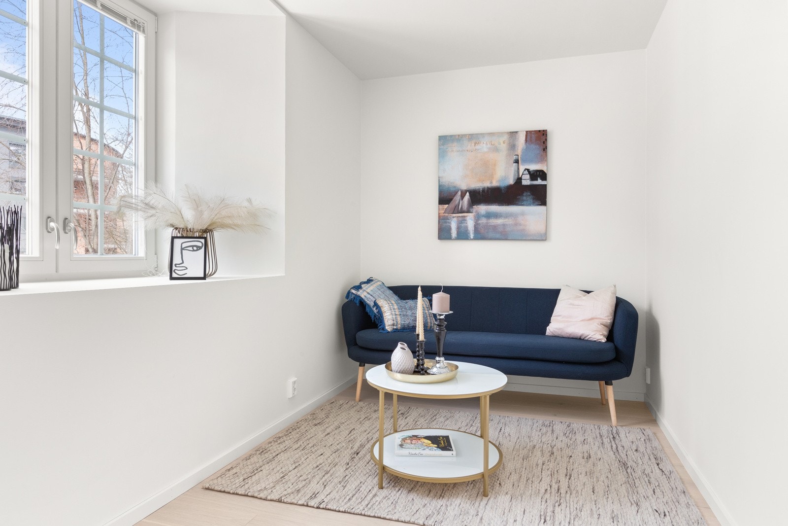 Store vindusflater gir rikelig med naturlig lys til boligen. Galleribilde