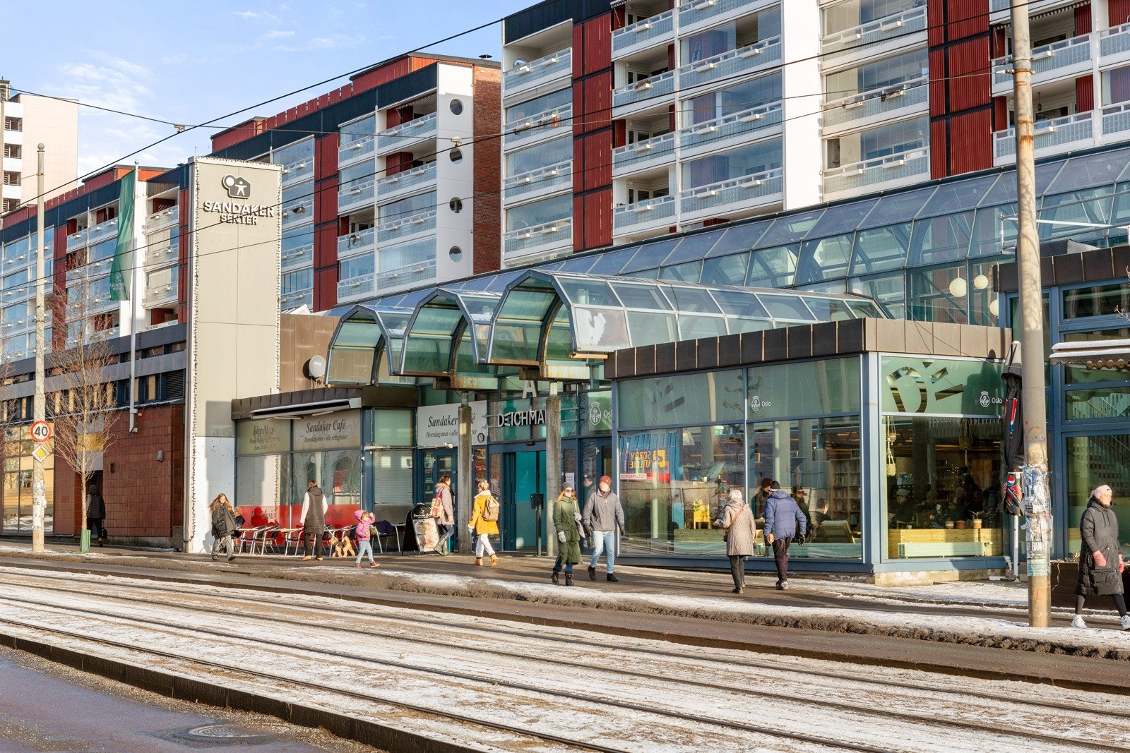 Bredt kollektivtilbud med trikk og buss. Det er gangavstand til Storo T-bane. Galleribilde