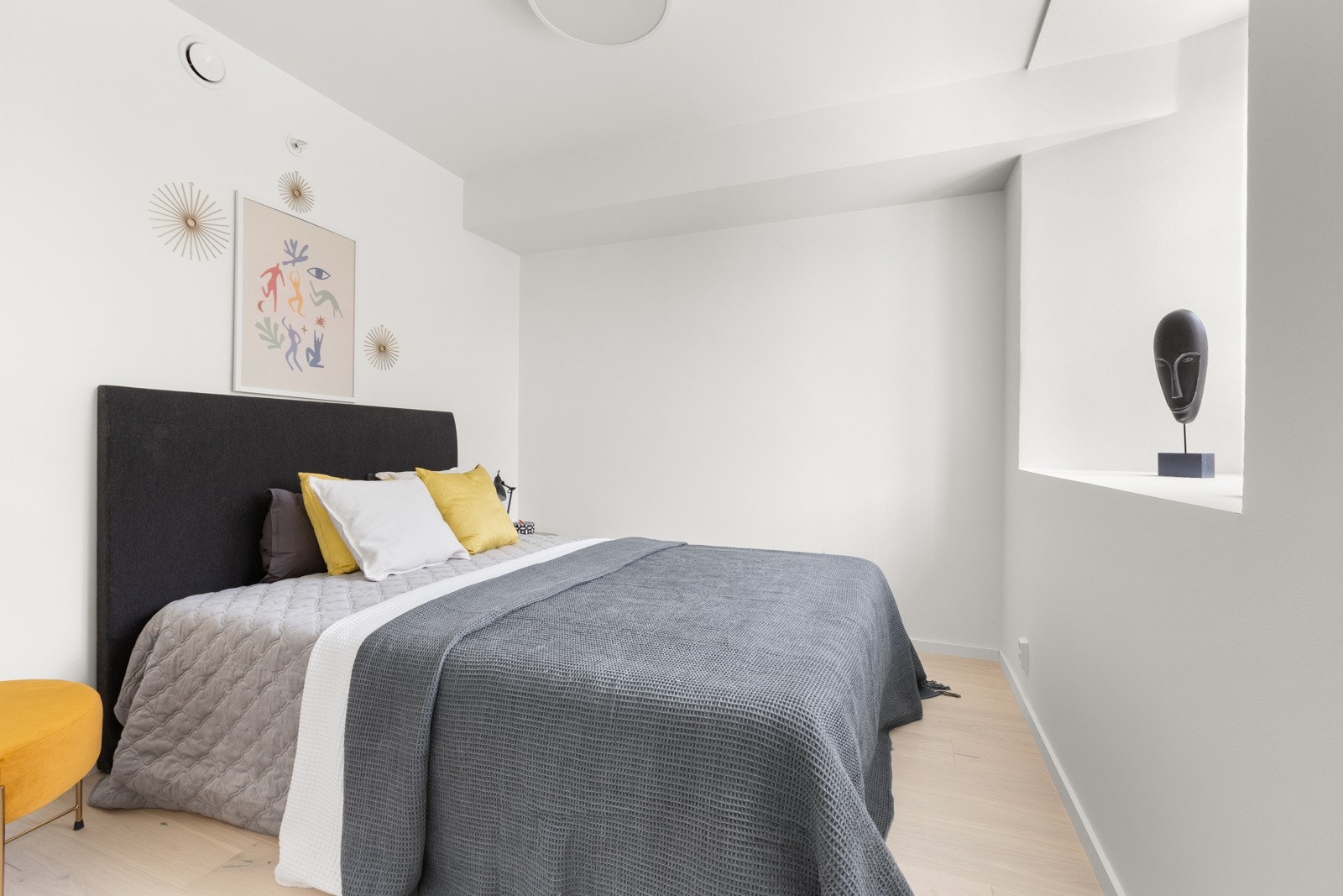 Lyst og luftig soverom med plass til dobbeltseng og garderobeinnredning. Galleribilde