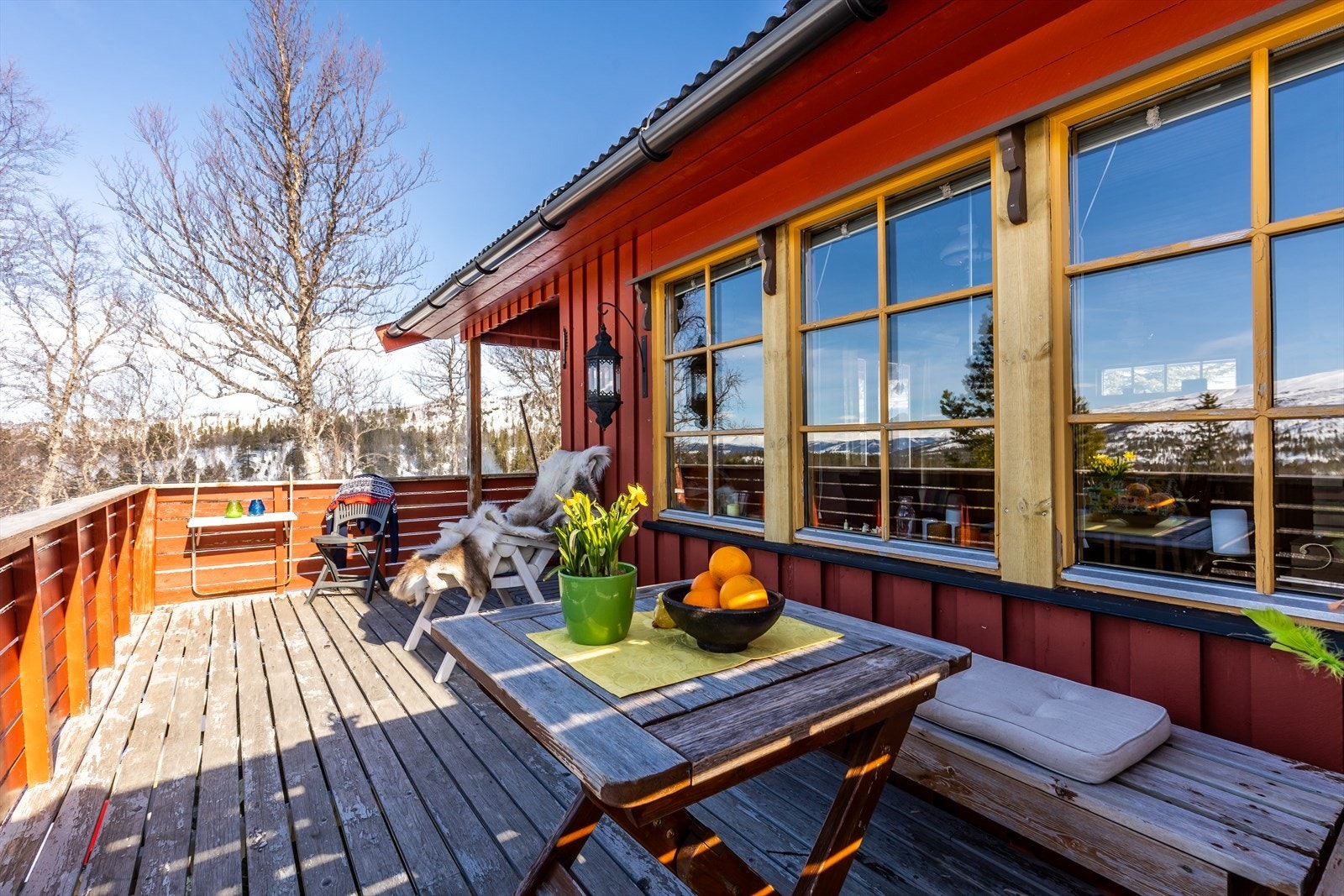 Romslig, solrik terrasse. Galleribilde