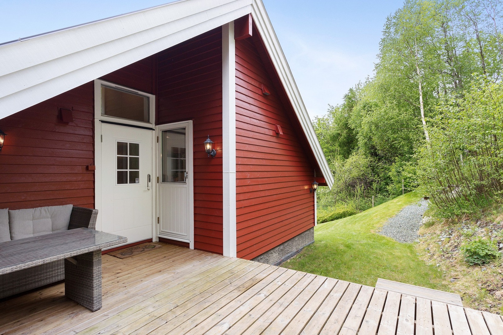På oversiden av huset har du også utgang fra vaskerom og gang til en hyggelig platting hvor du får inn morgen solen. Galleribilde