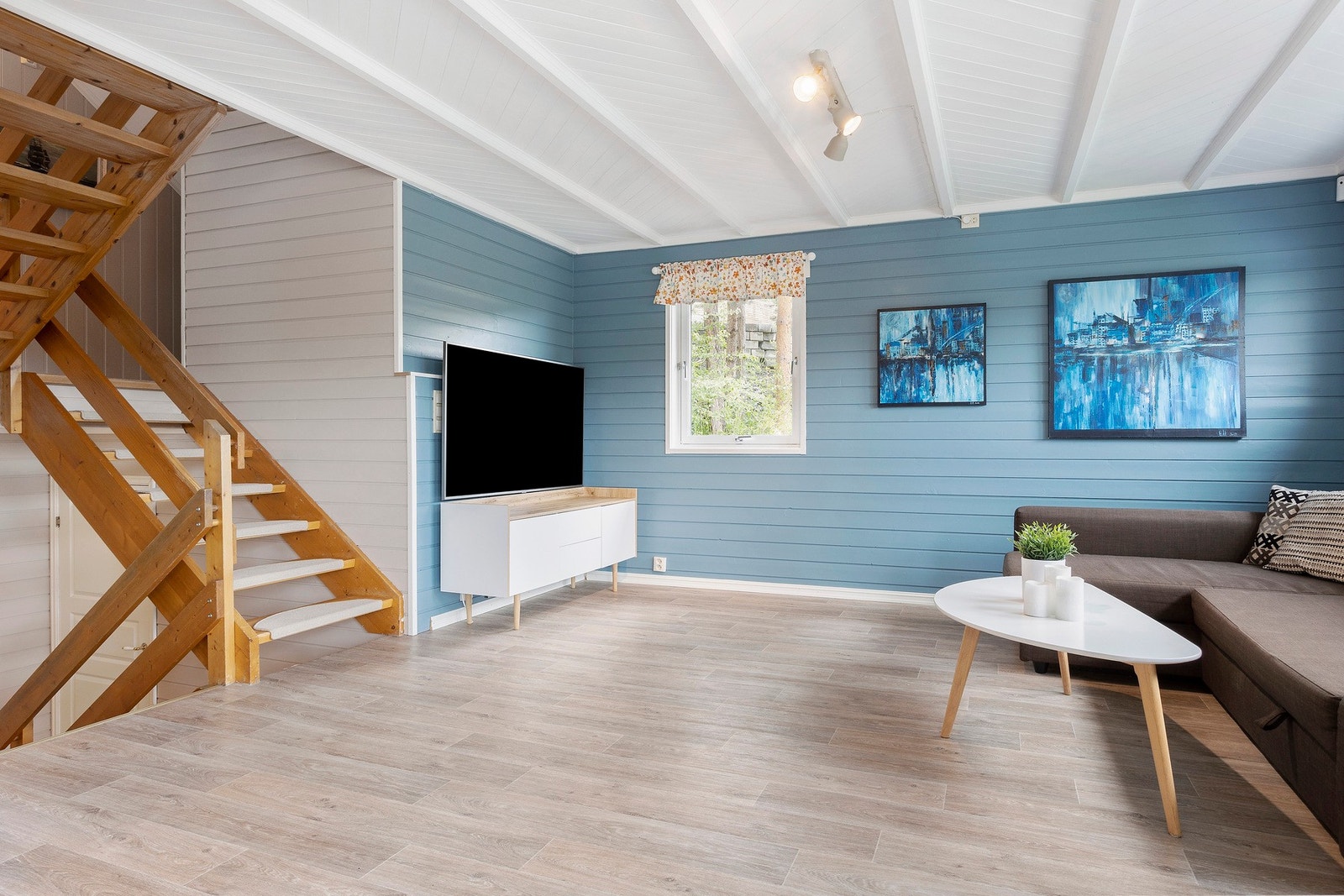 Boligen er delt opp igjennom 4 halvplan + loft. Galleribilde