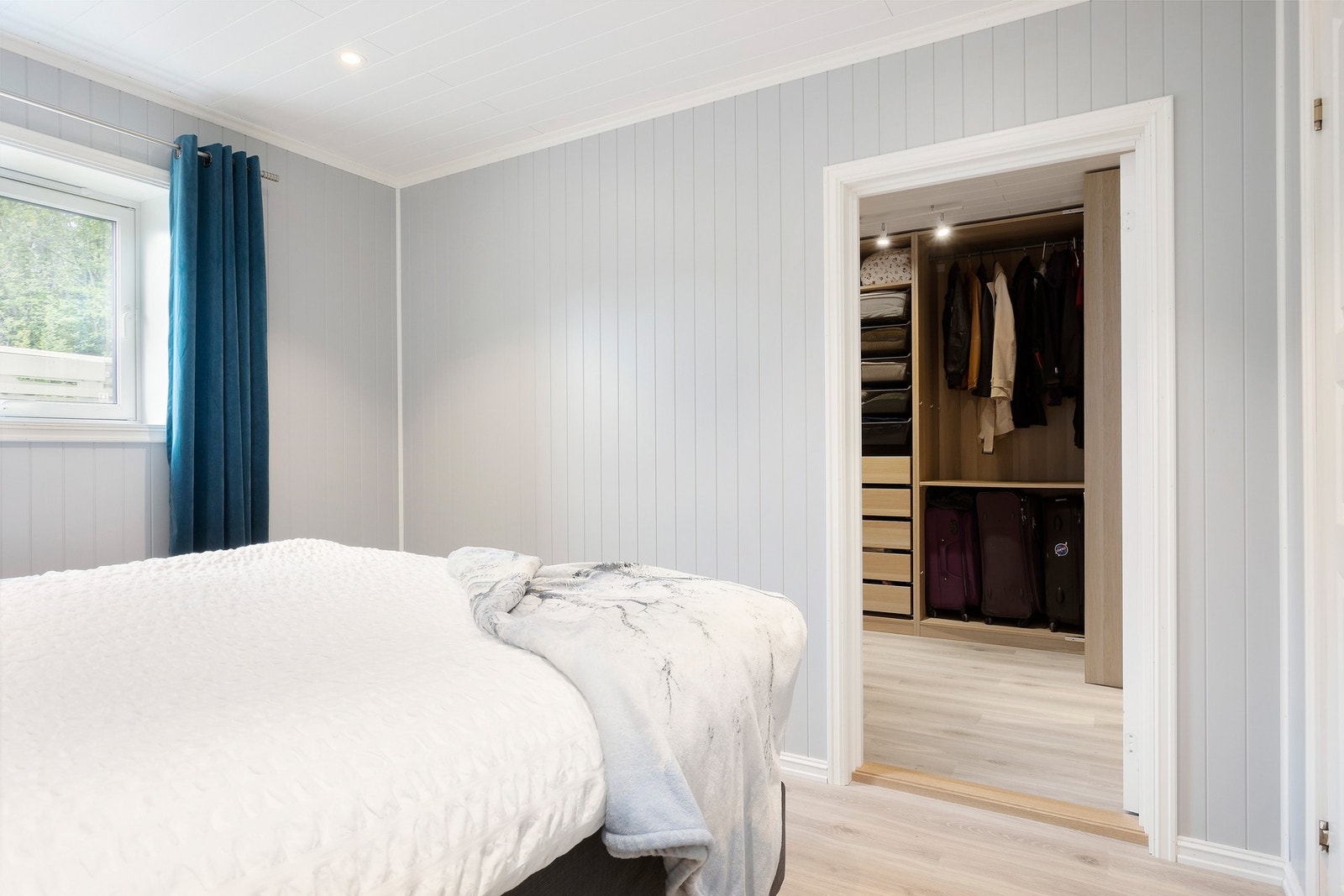 Varmekabler i gulv og eget walk in-closet Galleribilde