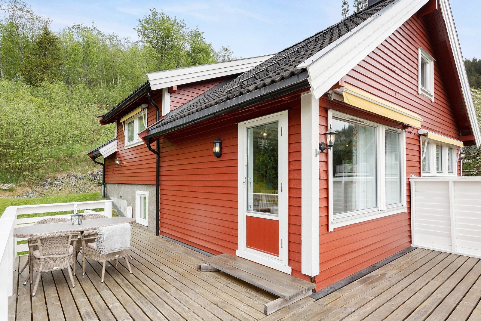 Gode solforhold og plass til utemøbler. Elektrisk sol-skjerming sørger for en lunere temperatur inne. Galleribilde
