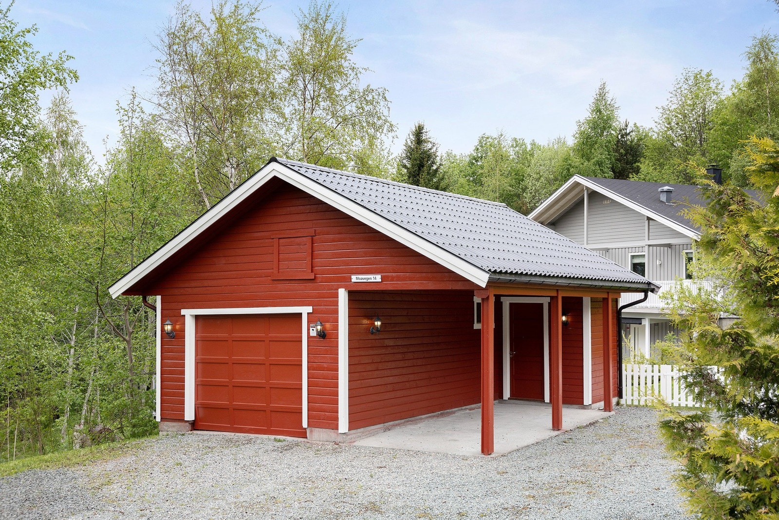 Garasjen på 36 kvm innvendig ble oppført i 2005 og står på støpt plate. Den har også hems og bod for ekstra lagring + carport med 2,34m bredde. Galleribilde