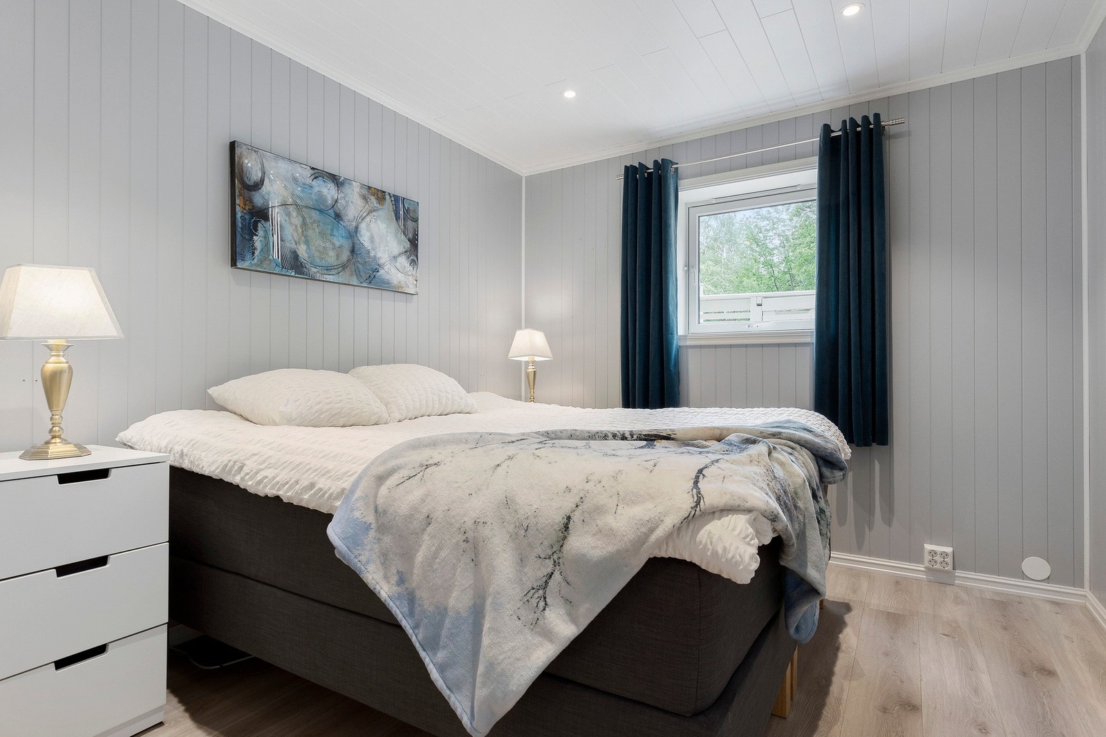 I 1.etasjen har du et moderne og stilrent soverom på 10 kvm. Downlights i tak og pent 1-stavs laminatsgulv. Galleribilde