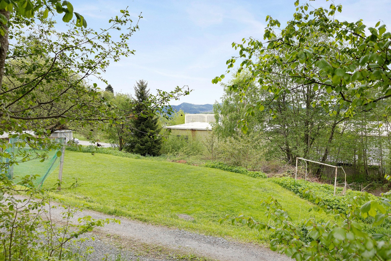 Like nedenfor huset finner du en stor plen med fotballmål som alle i nærområdet kan benytte seg av. Galleribilde