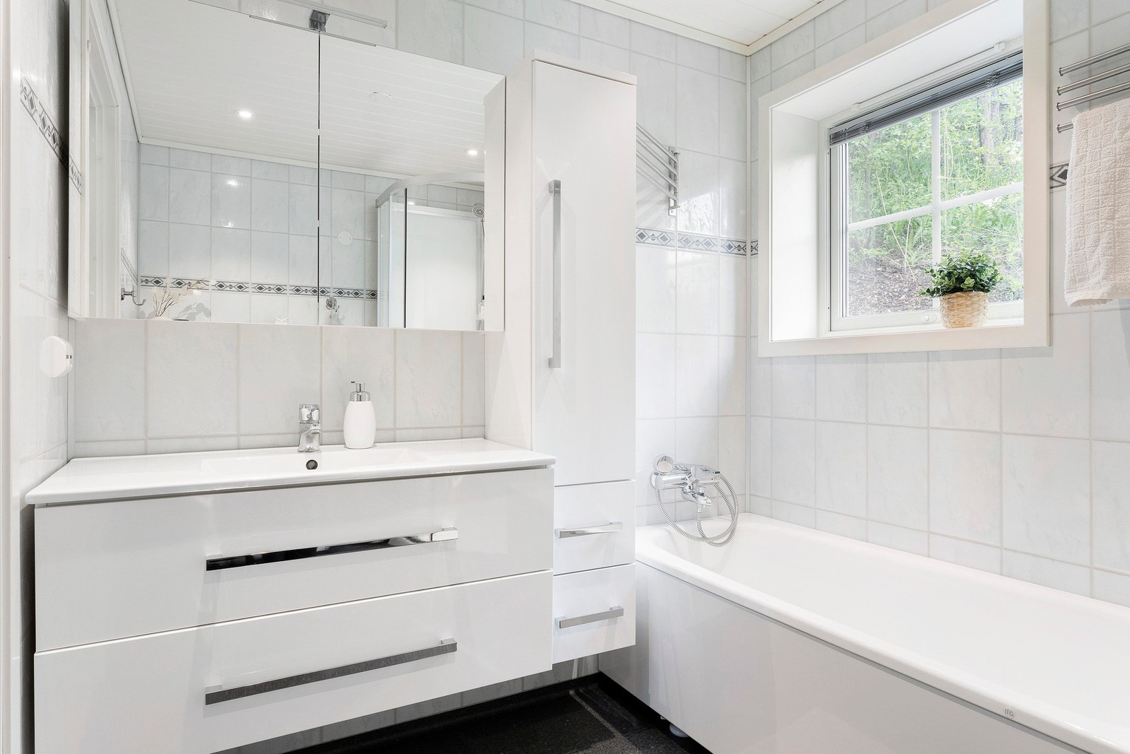 Alt av rør og membran er blitt skiftet. Badet har nå mottatt en TG 1 fra takstmann. Galleribilde