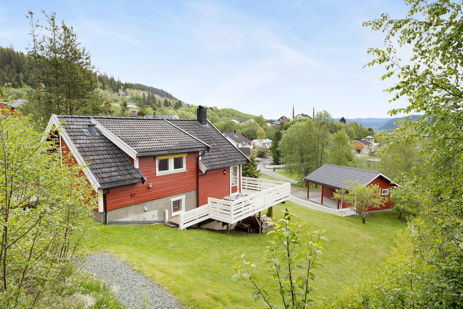 Taket ble sist overflatebehandlet i 2017 sammen med nye takrenner 2017. Galleribilde