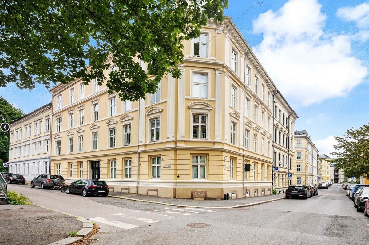 I Bervens løkke 4 bor du i svært fine omgivelser, omringet av flotte bygårder og med umiddelbar nærhet til yrende folkeliv og alle tenkelige fasiliteter. Galleribilde