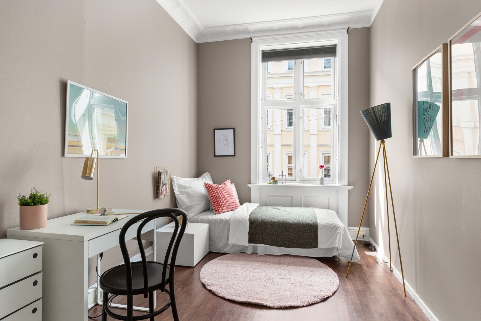 Soverom 2: Dette er også fint og romslig soverom med plass til både seng, kommode og pult. Galleribilde