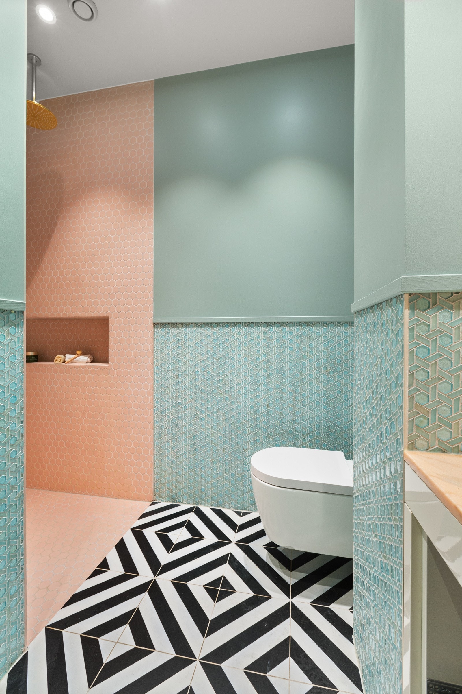 Bad 2: Badet holder en meget god standard og kan friste med delikate fargertoner og et bevisst valg av fliser. Galleribilde
