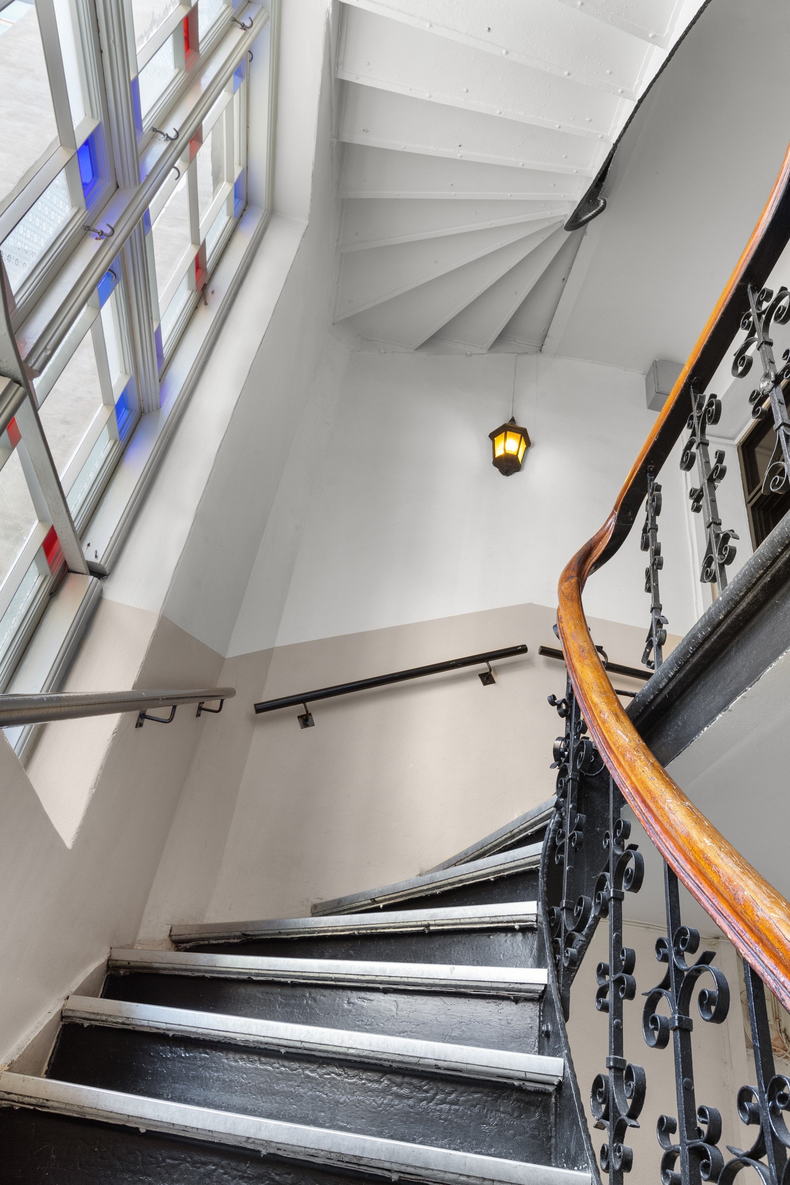 Boligen tilhører et hyggelig og veldrevet sameie, bestående av tilsammen 11 boligseksjoner. Galleribilde
