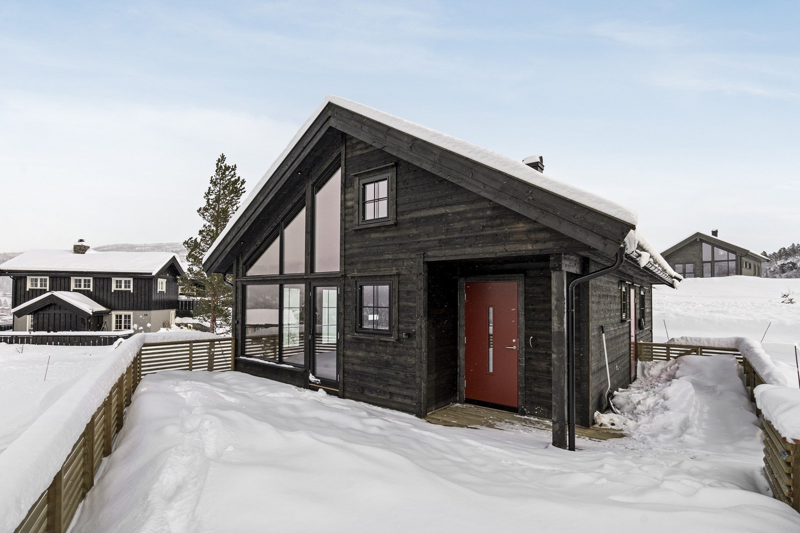 Bildene som vises er av en tilsvarende hytte som er bygd i nærområdet Galleribilde