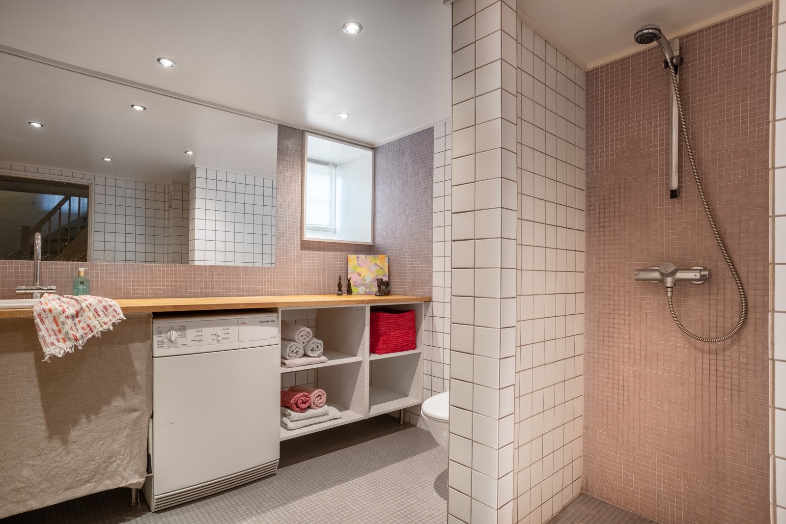 Badet er utstyrt med wc, servant og dusj i nisje. Det er i tillegg opplegg for vaskemaskin og tørketrommel. Galleribilde