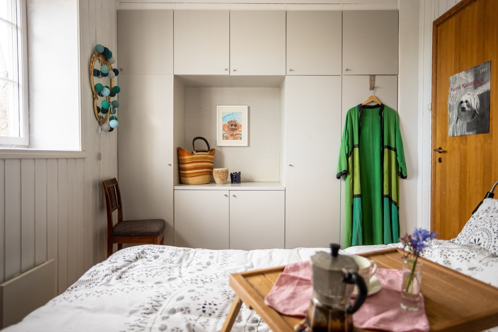Hovedsoverommet er lyst og luftig, og av god størrelse. Plassbygget skap for rikelig med oppbevaringsplass. Galleribilde