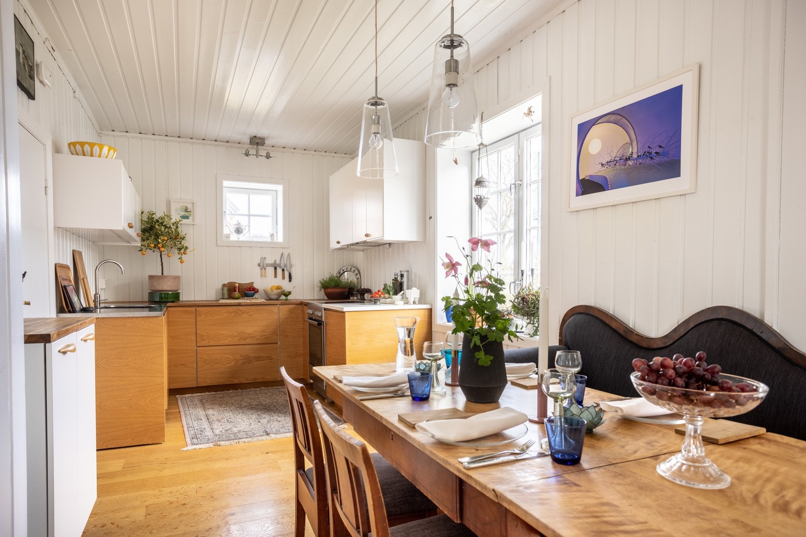 Kjøkkeninnredningen er fra IKEA skrog og har flotte, snekkerbygde fronter i eik og i glatt laminat. Videre er det heltre benkeplate av eik, kompositt benkeplate og rustfritt spesiallaget benkebeslag med kum, Galleribilde