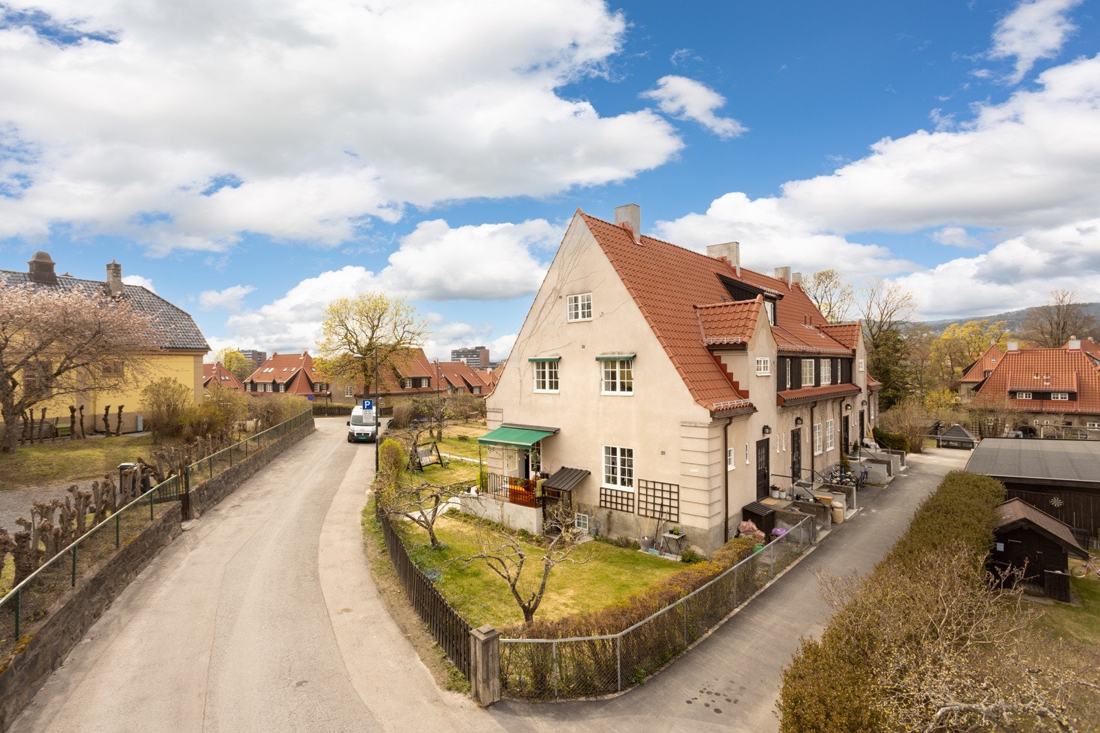 Boligen har en etterspurt beliggenhet, og ligger fint og tilbaketrukket til. Herfra er det kort vei til Ullevål skole og barnehagetilbud, Damplassen, øvrige servicetilbud og offentlig kommunikasjon. I umiddelbar nærhet er det også felles lekeplass. Galleribilde