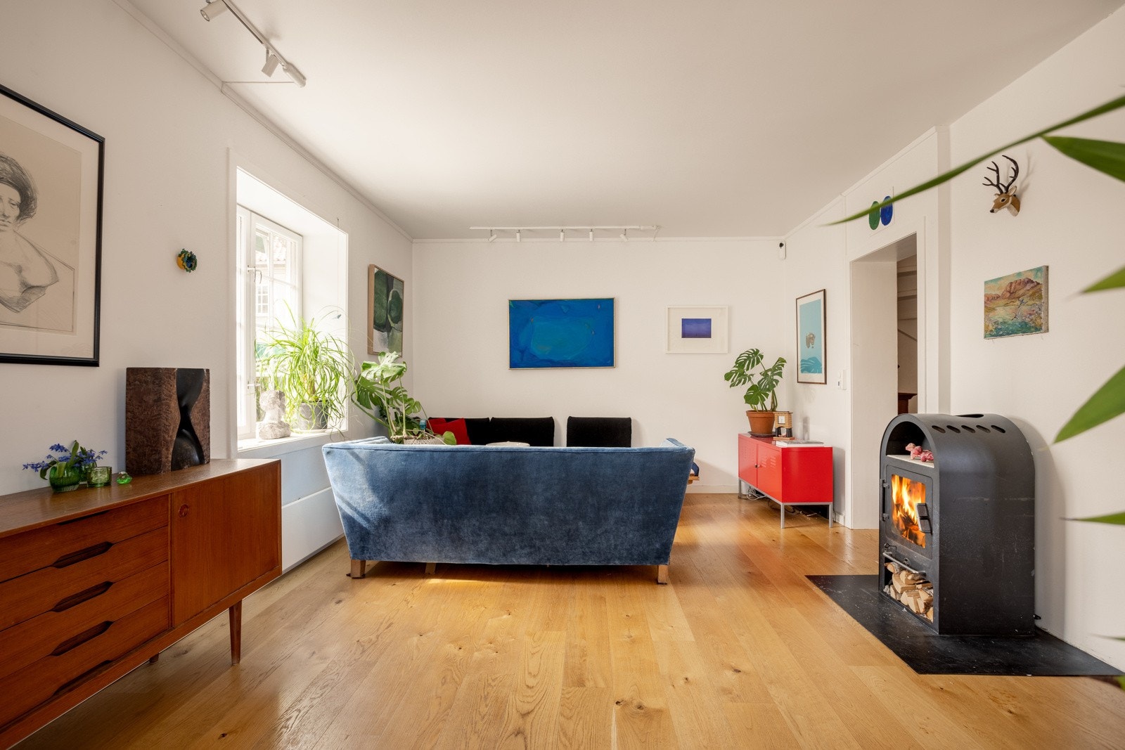 Det er god plass til sofaseksjon og øvrig innredning etter ønske. Stuen har i tillegg en flott peisovn. Galleribilde