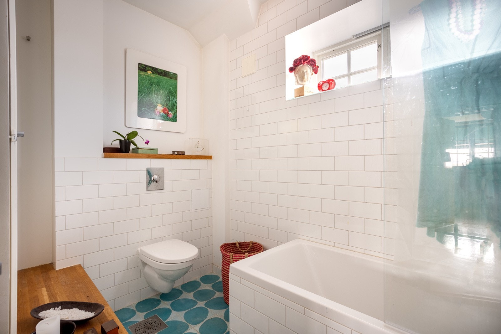 Badet er fra 2012, og er utstyrt med vegghengt wc, servant og innmurt badekar. Galleribilde