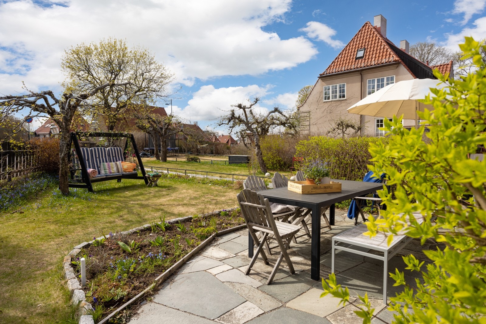 Hagen er flott opparbeidet med flere hyggelige soner som innbyr til både hygge og avslapning, samt lek og moro. Galleribilde