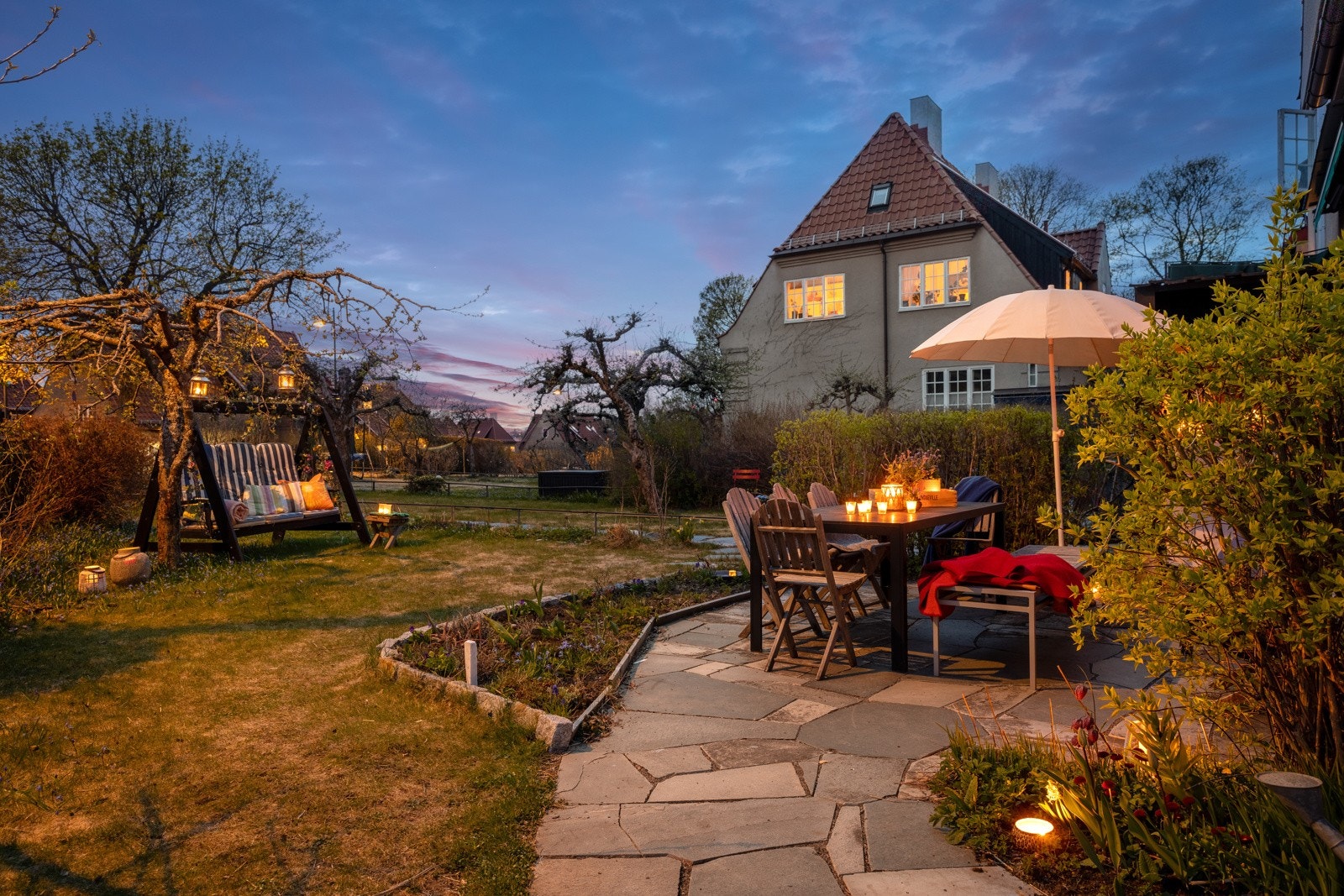 Uteplassen er til stor glede både sommer og vinter, og er et sted hele familien garantert vil trives. Galleribilde