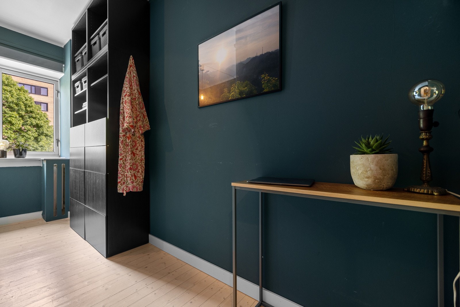 Romslig soverom med plass til flere garderobeskap. Galleribilde