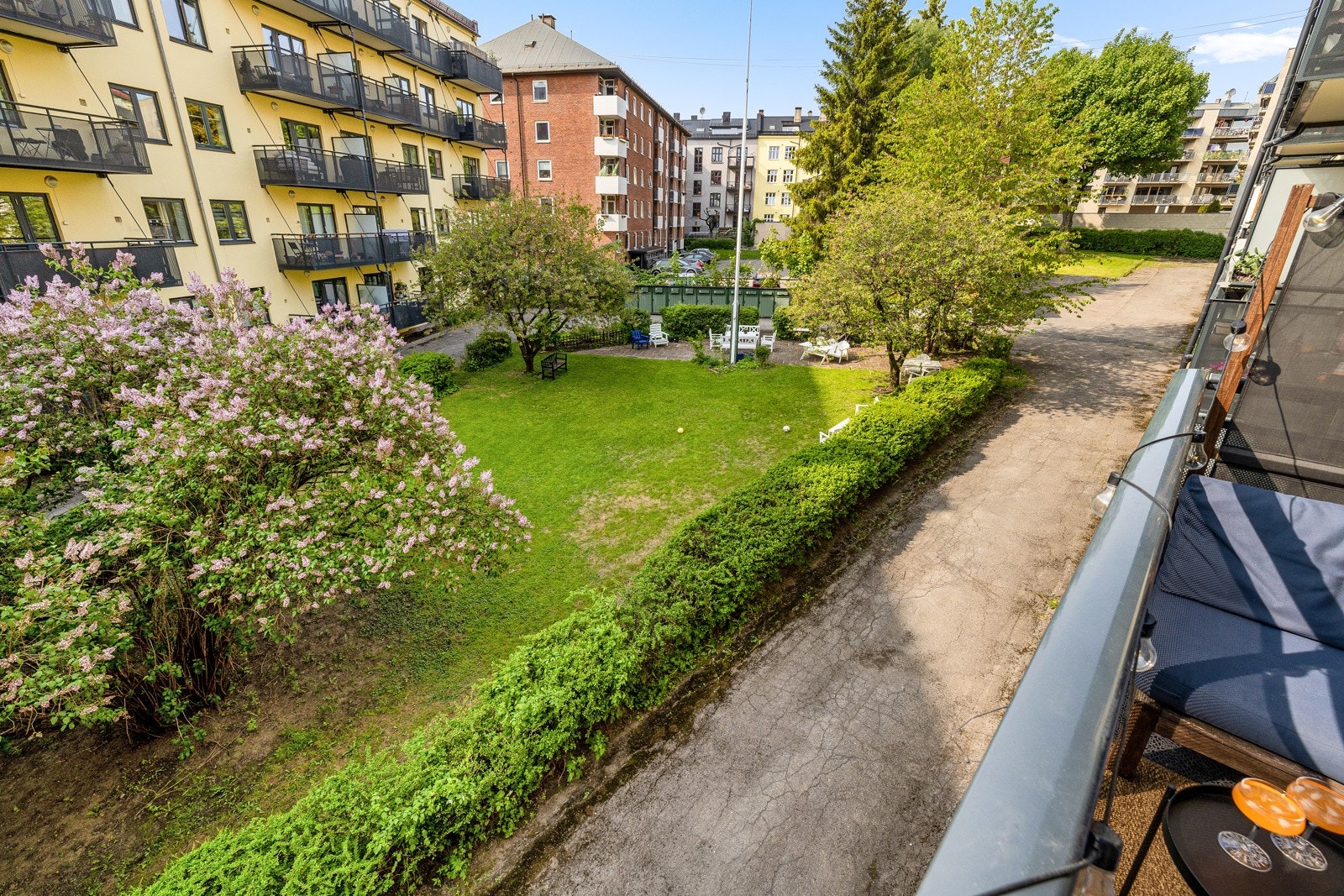 Borettslaget har et idyllisk gårdsrom til disposisjon for beboerne. Galleribilde