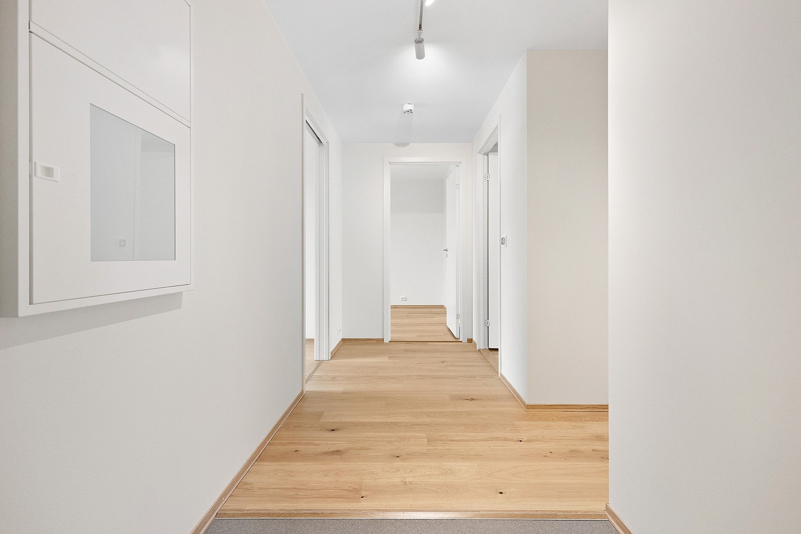 Hyggelig inngangsparti med fliser på gulv. Du finner også et innhuk hvor du enkelt kan sette opp et klesskap for oppbevaring. Galleribilde