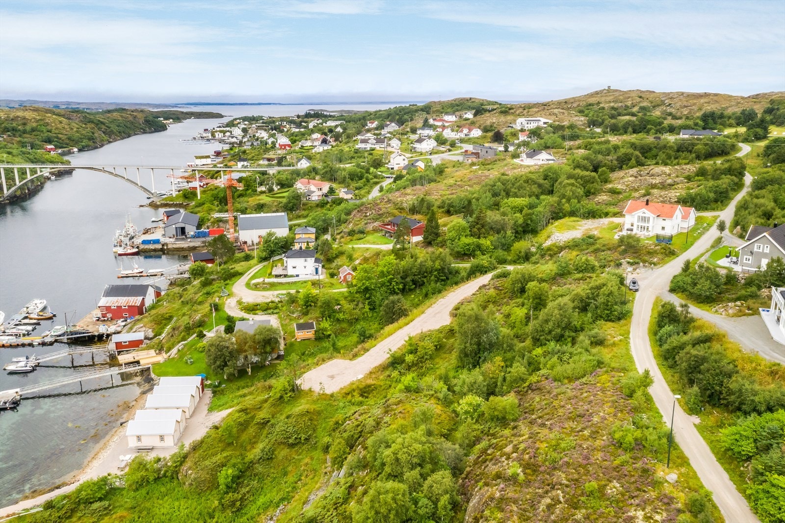 Tomtene ligger flott plassert og er sjønære med gode sol- og utsiktsforhold. Et perfekt utgangspunkt for å bygge drømmeboligen. Galleribilde
