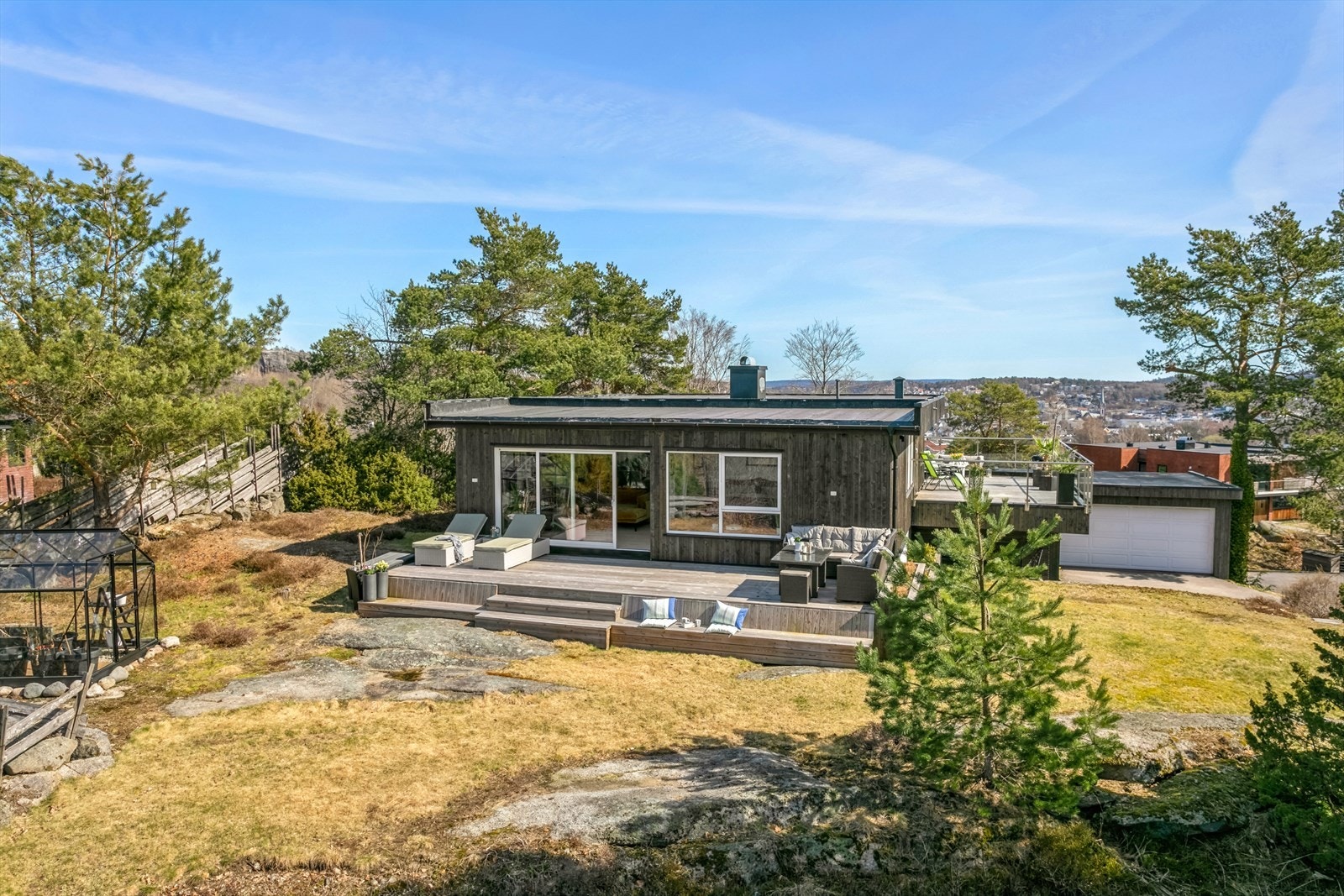 Kledning av stående trepanel av type Nord fra Bergene
Holm. Galleribilde