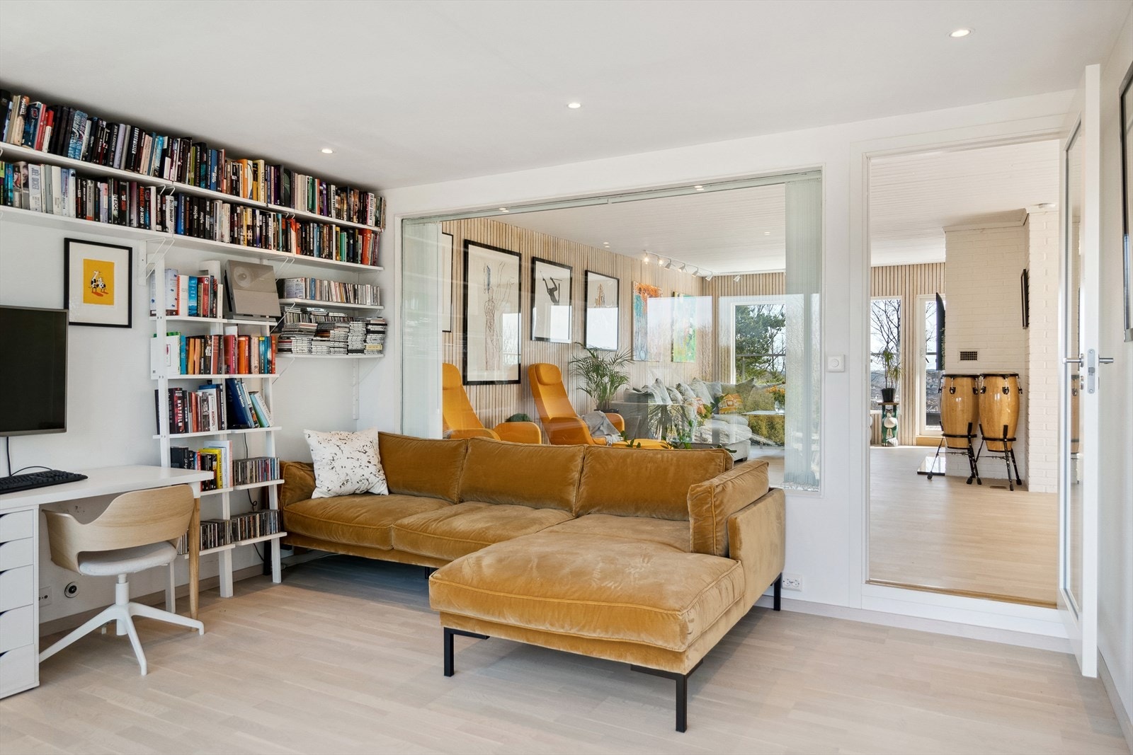 Tilbygget inneholder en ekstra stue, soverom, bad og walkin-closet. Galleribilde