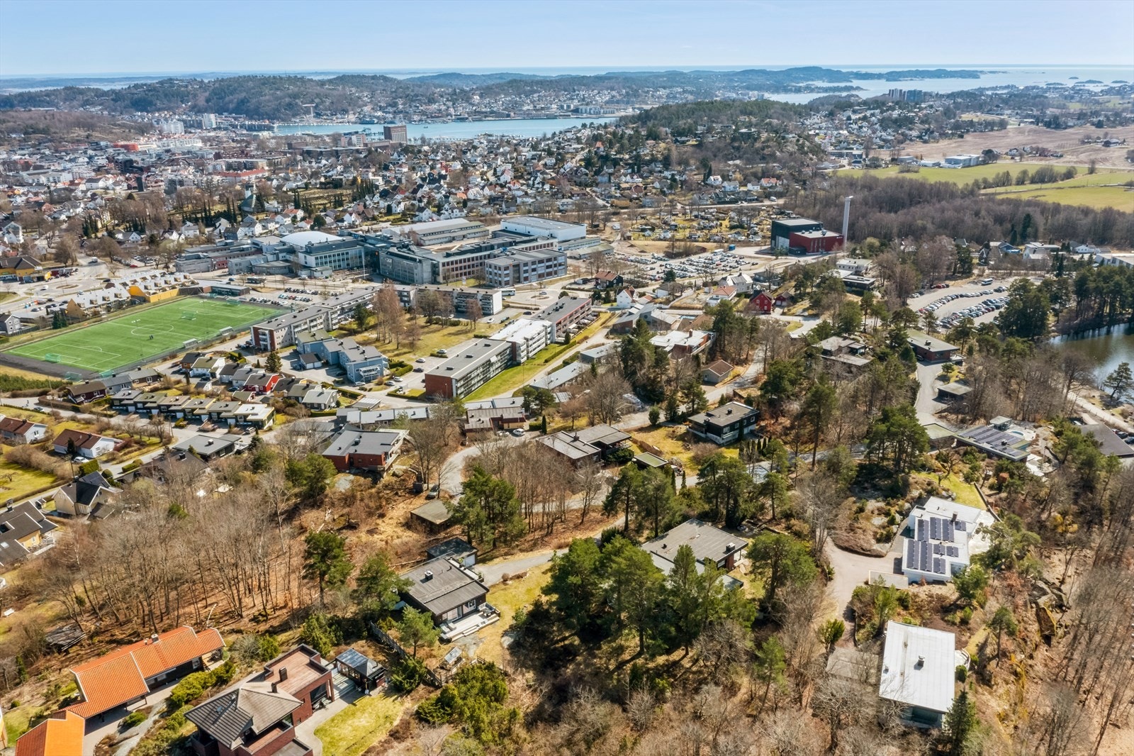 Ned til sentrum er det ca. 2 km og det er bare noen få hundre meter ned til Bugårdsparken med alle idrettsfasiliteter. Galleribilde