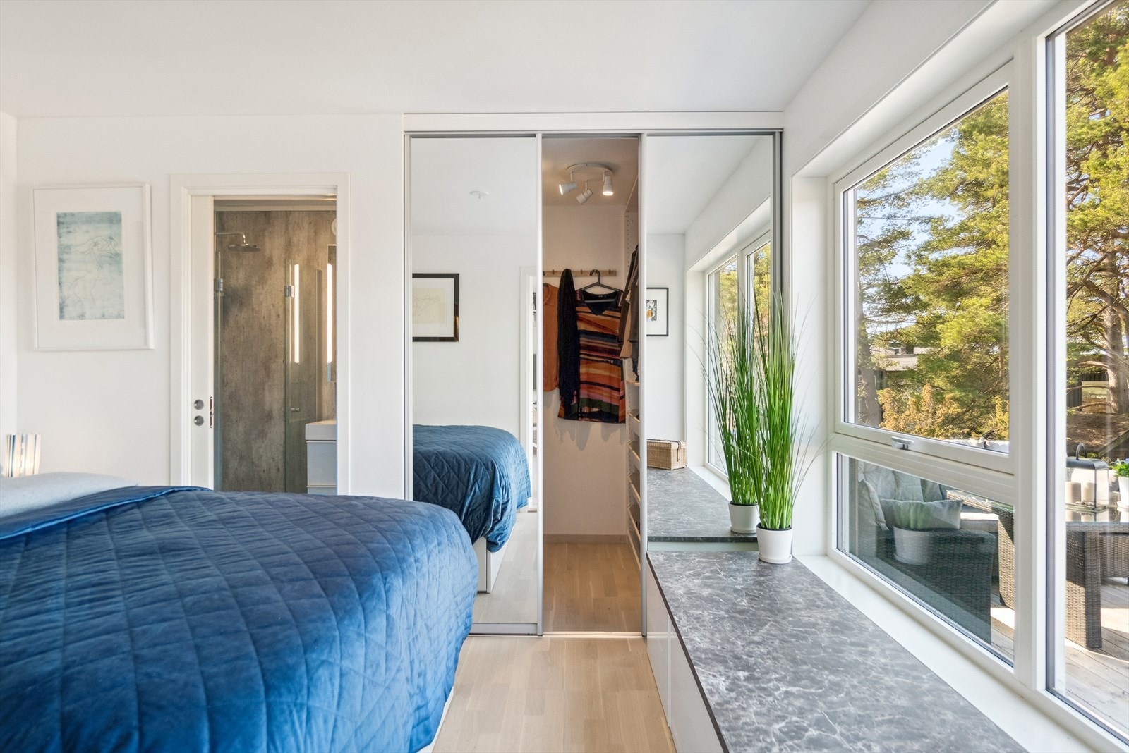 Her følger det med eget bad og walkin-closet . Galleribilde