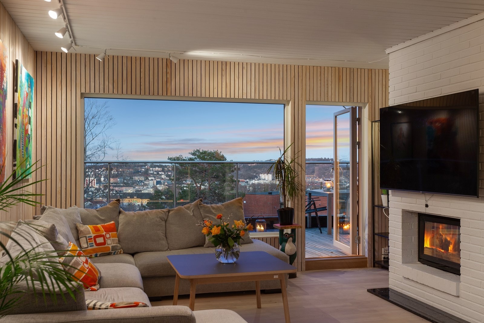 Meget hyggelig stue med direkte utgang til flott terrasse. Galleribilde