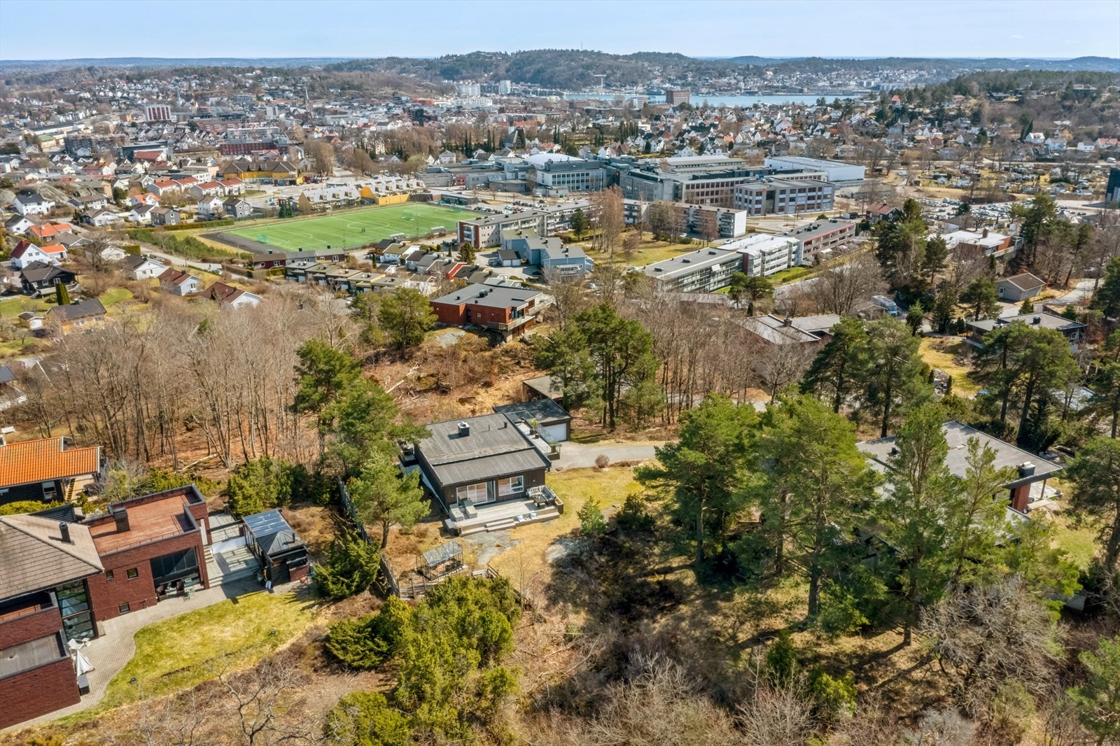 Beliggenheten balanserer nærhet til byen og behov for ro og trygghet på en meget bra måte. Galleribilde