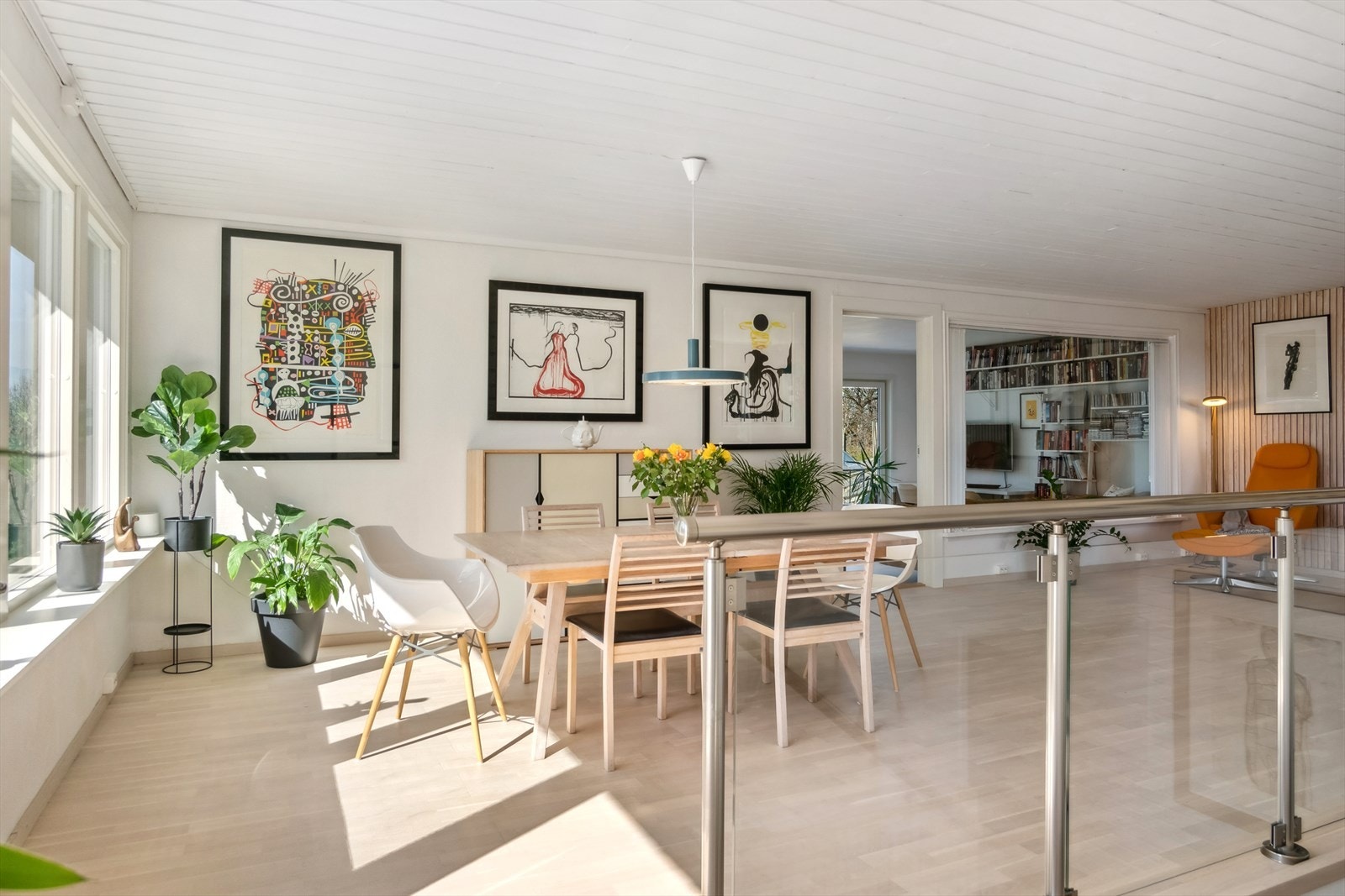 Det er mye naturlig lys inn i stuen. Galleribilde