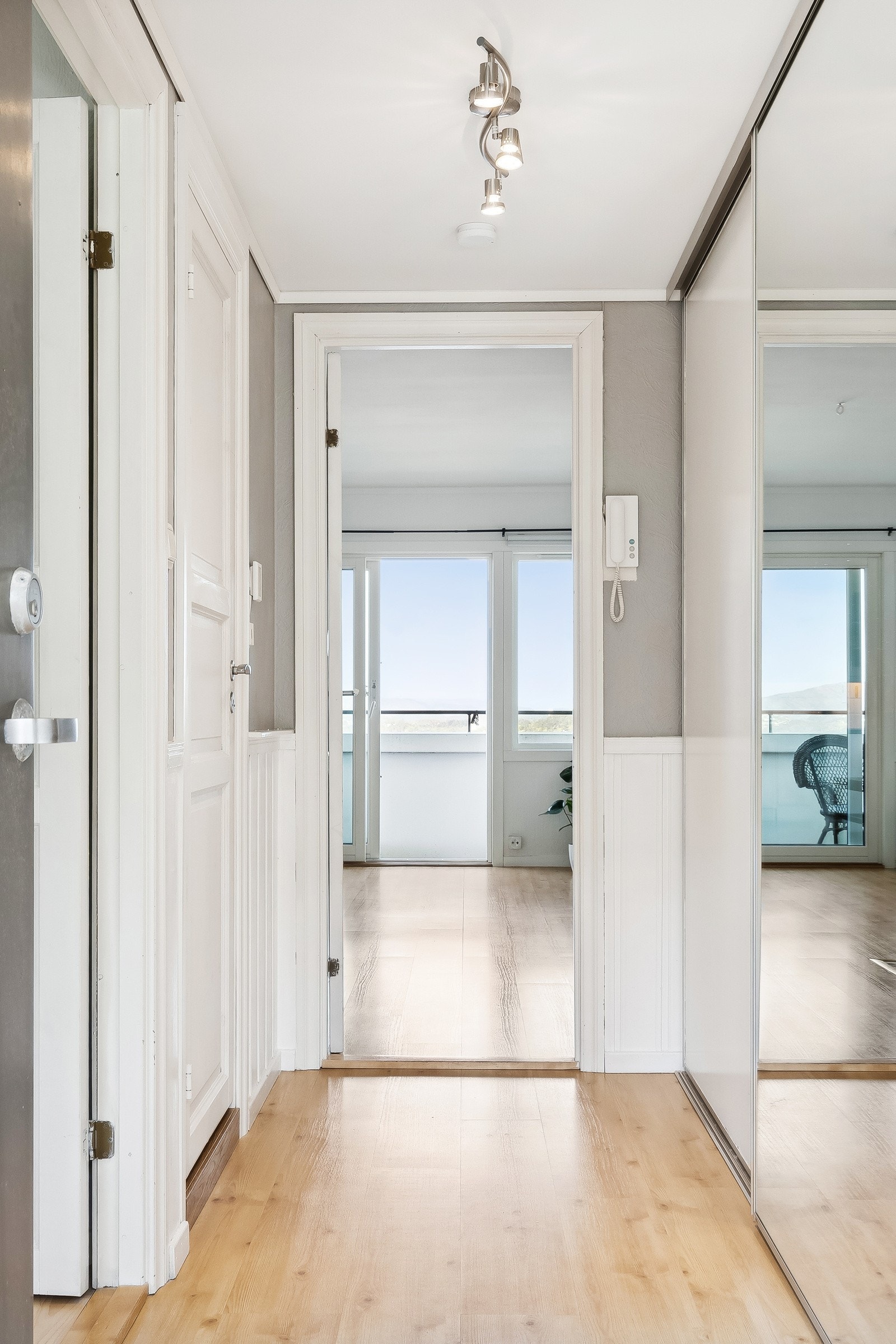 Entrèen er godt utnyttet med en dyp skyvedørsgarderobe Galleribilde