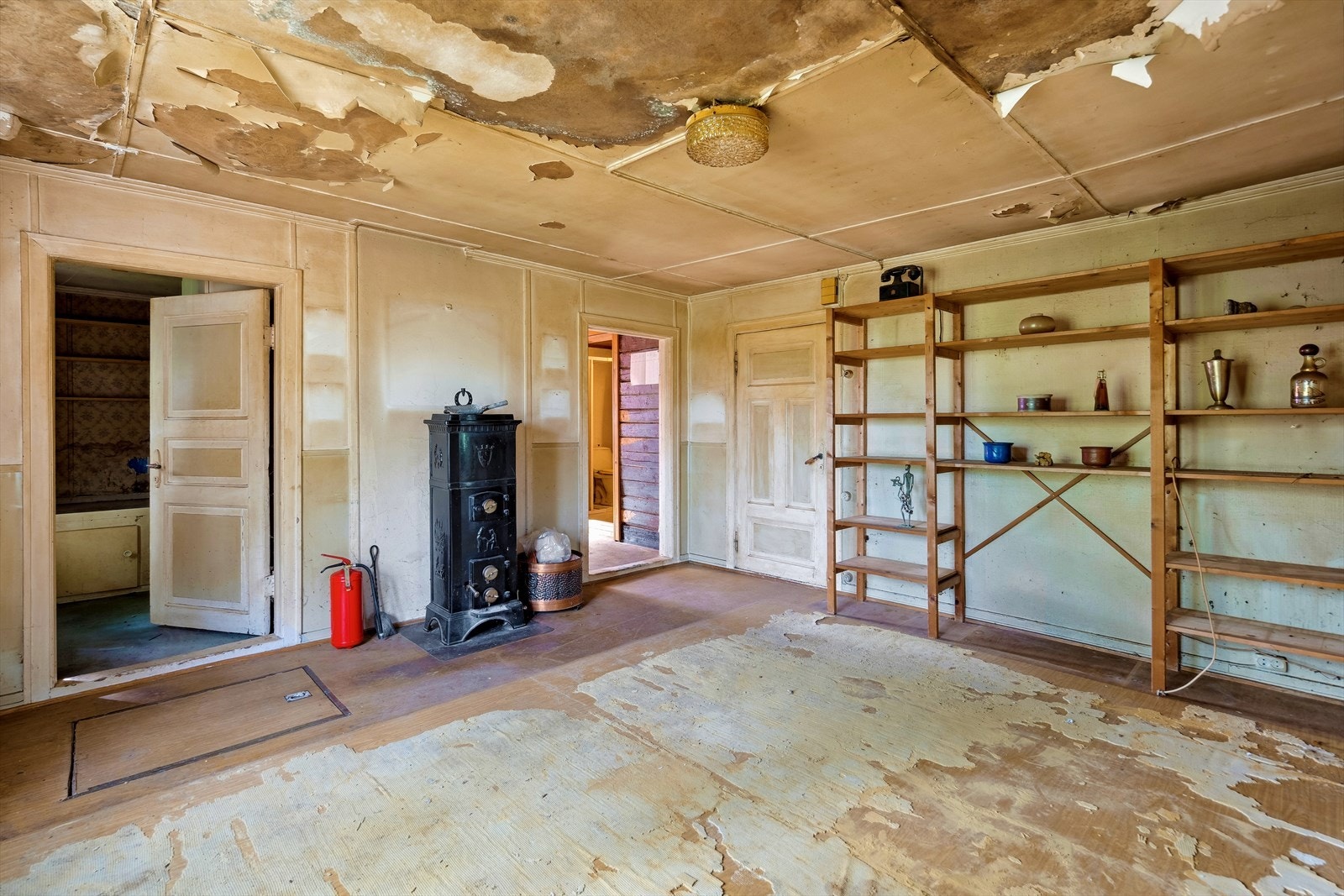 Det er lov å si at stua har sett sine bedre dager Galleribilde