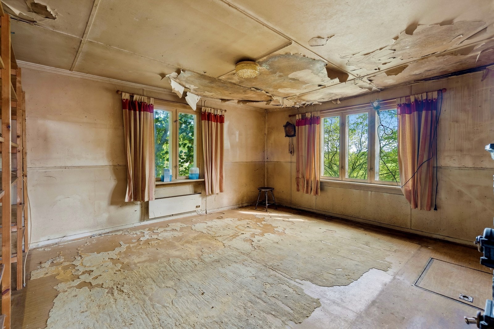 Sliten stue, men man ser at det en gang var et hyggelig hjem Galleribilde