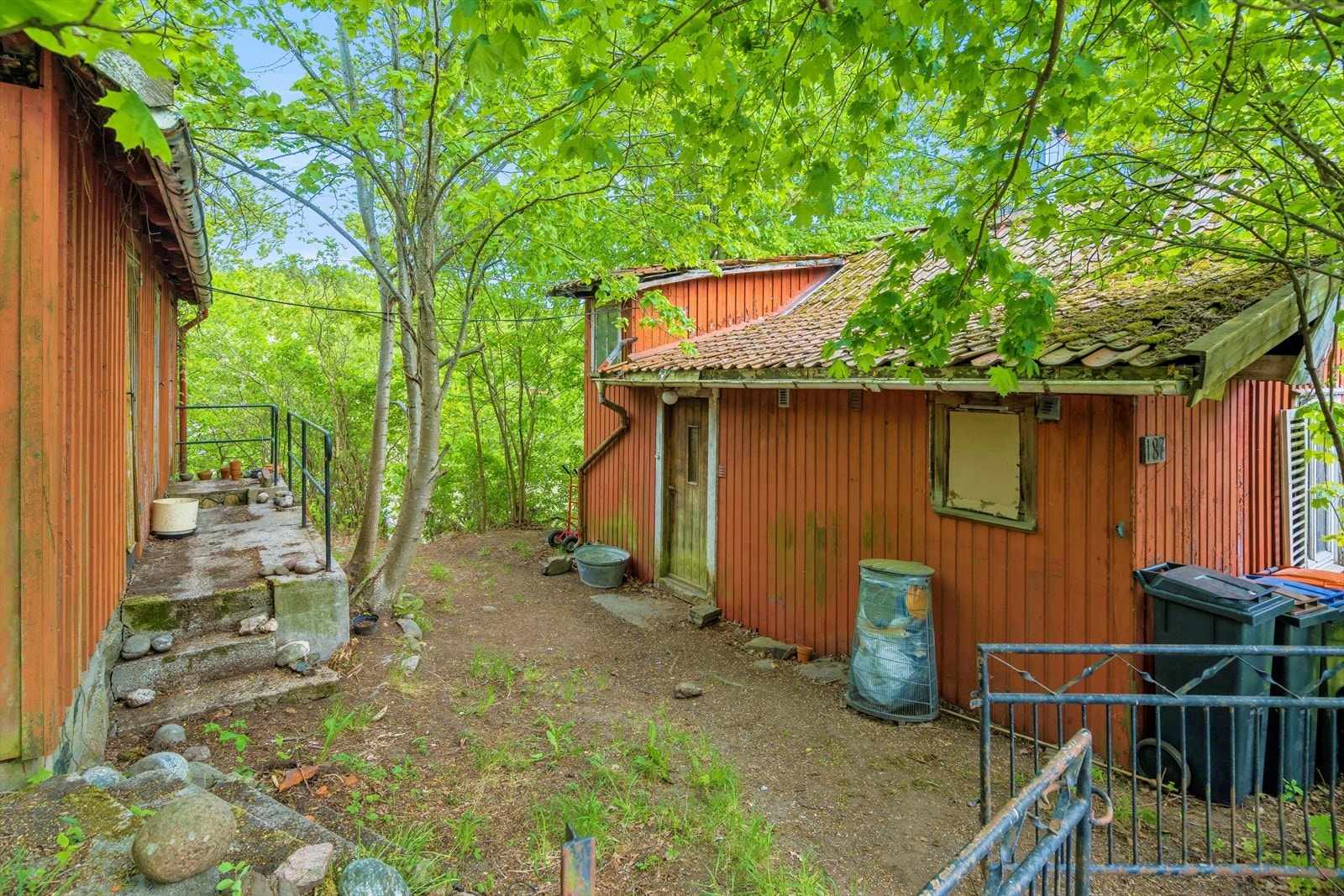 Ett hyggelig gårdsrom, men selve tomten ligger bakover Galleribilde