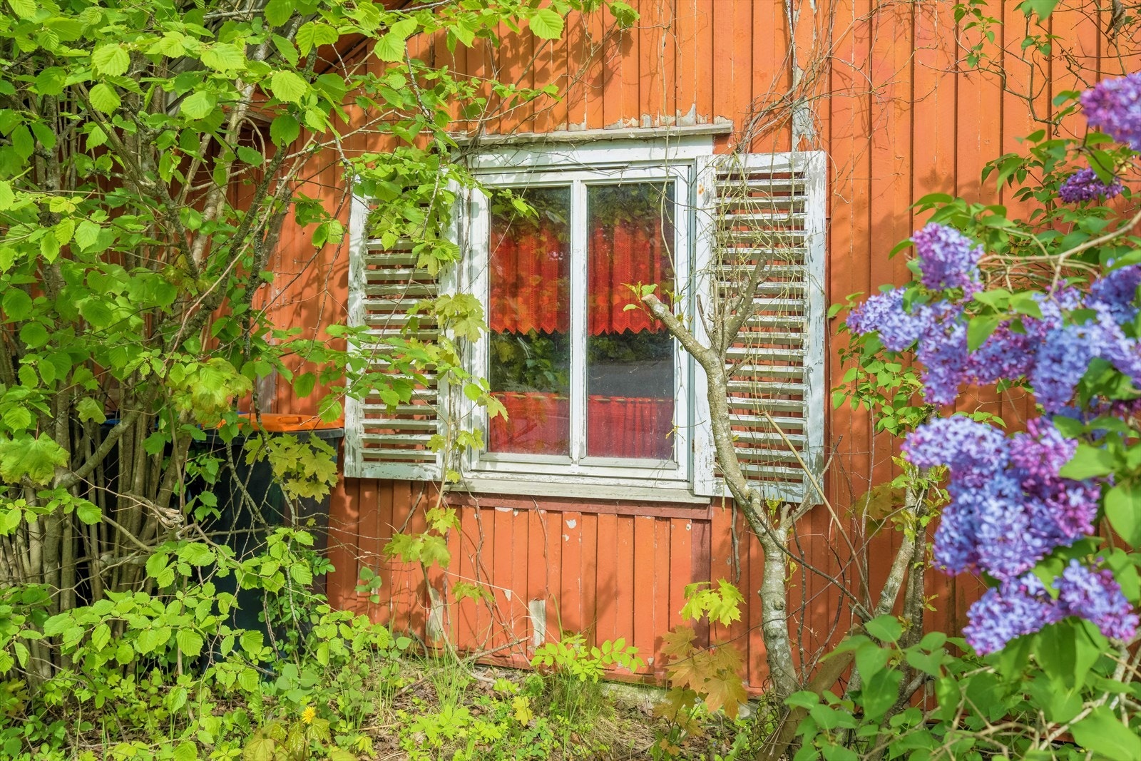 Mennesker får rynker når de blir gamle og det kan man på en måte si at også dette huset har fått Galleribilde