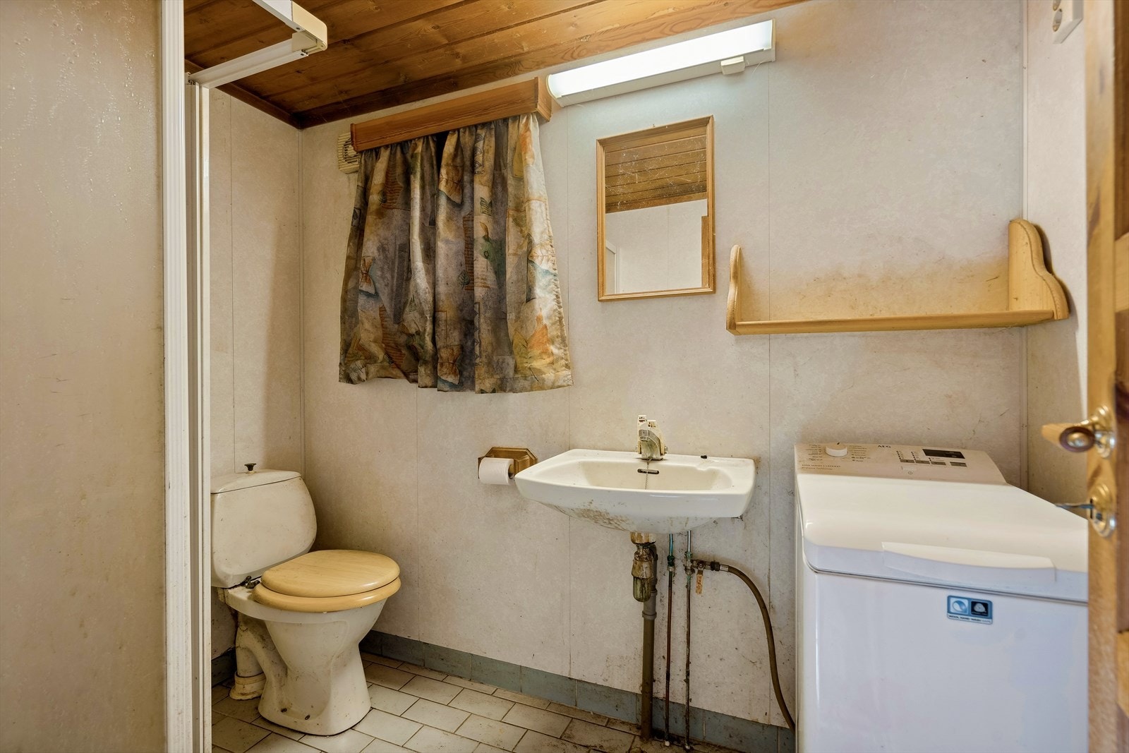 Badet er faktisk det nyeste rommet i huset, men det sier ikke så veldig mye Galleribilde