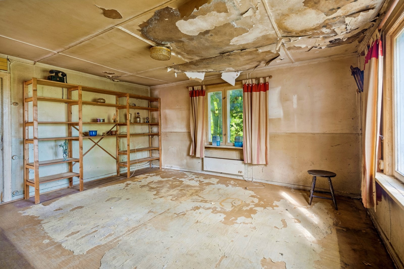 Det er litt mer enn maling som skal til for å flikke på dette taket Galleribilde