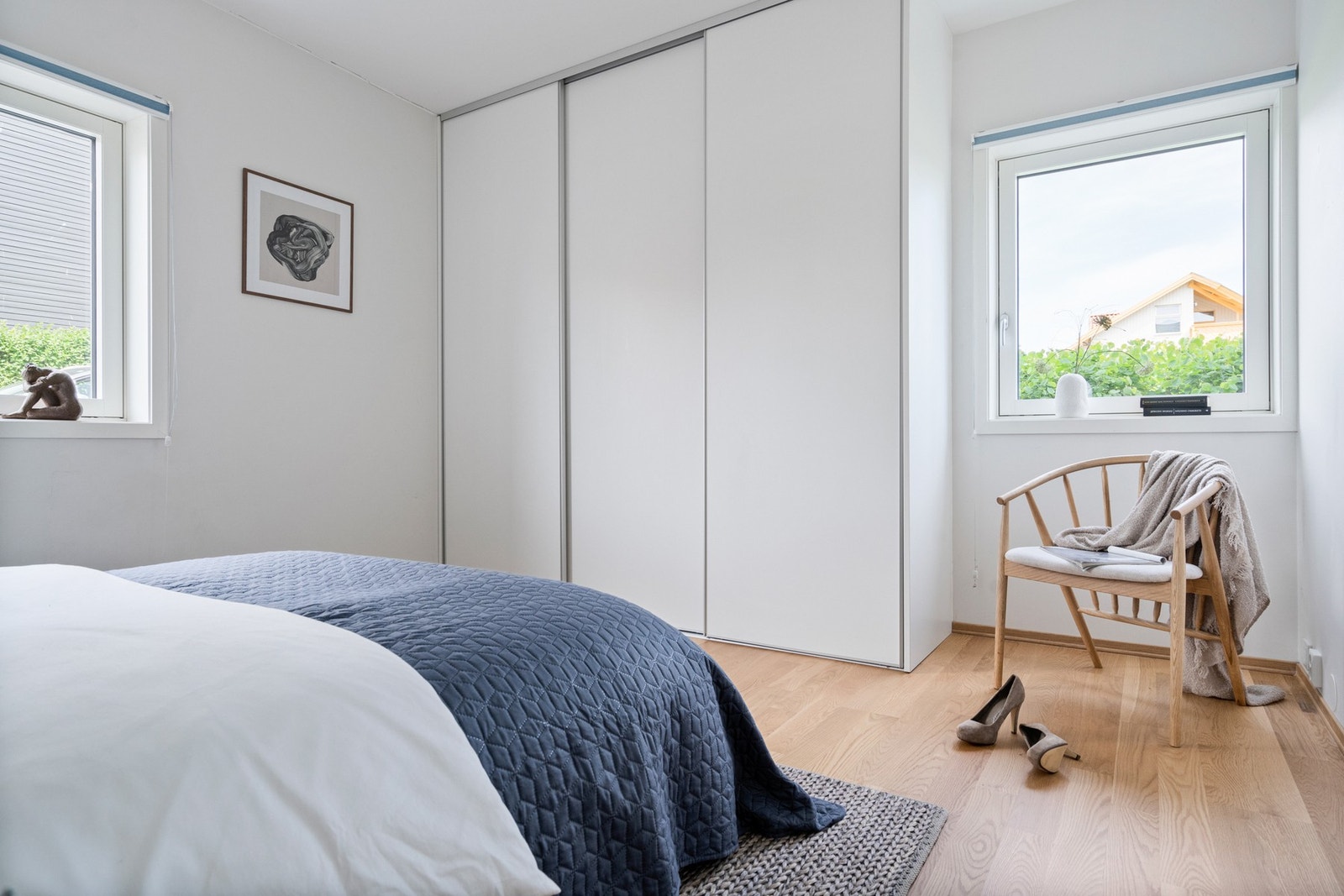 Stor skyvedørsgarderobe. Galleribilde