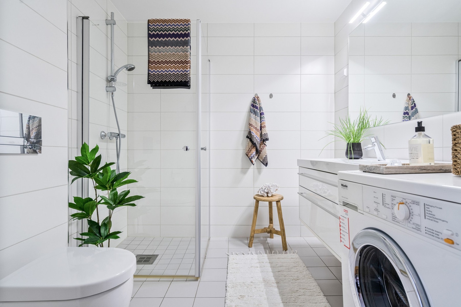 Badet er tidløst flislagt og det er varme i gulv. Galleribilde